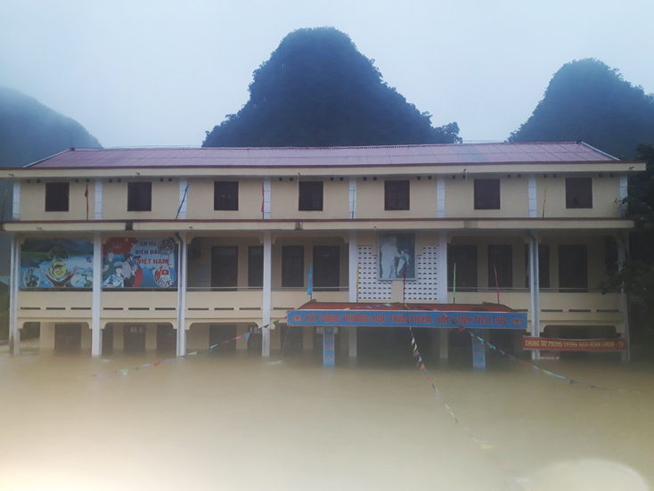 Trường tiểu học Tân Hóa, huyện Minh Hóa ngập sâu trong nước lũ.