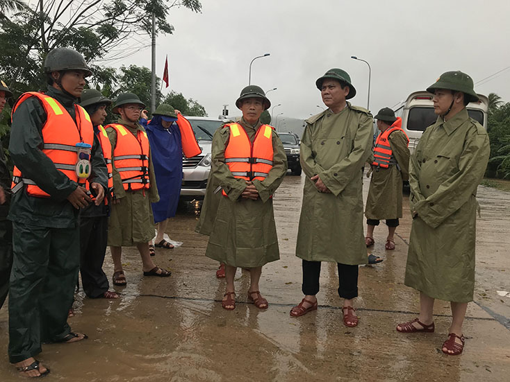 Đồng chí Phó Bí thư Thường trực Tỉnh ủy Trần Thắng và đoàn công tác trực tiếp kiểm tra tình hình mưa lũ tại xã Văn Hóa