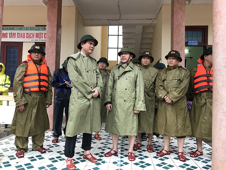 Đồng chí Trần Thắng nắm bắt tình hình và chỉ đạo công tác phòng, chống mưa lũ tại huyện Quảng Trạch 