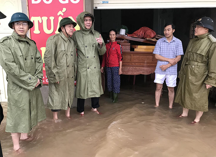 Đồng chí Trần Thắng và lãnh đạo thị xã Ba Đồn kiểm tra tình hình mưa lũ tại xã Quảng Hải