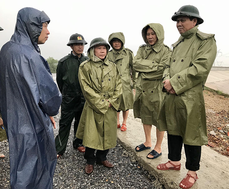 Đồng chí Trần Thắng và đoàn công tác kiểm tra công tác bảo đảm an toàn hồ đập tại hồ Phú Vinh, xã Thuận Đức, TP. Đồng Hới