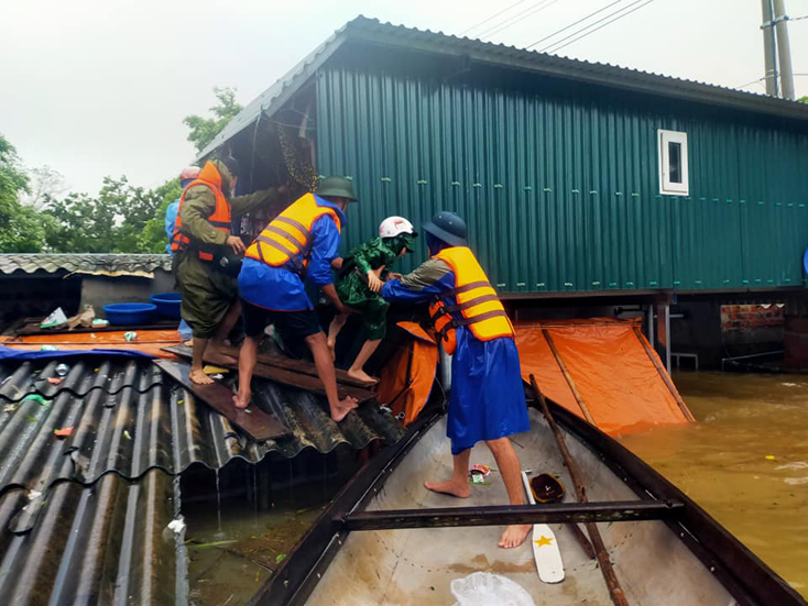 Các lực lượng cứu hộ xã Cam Thủy giúp dân trong lũ