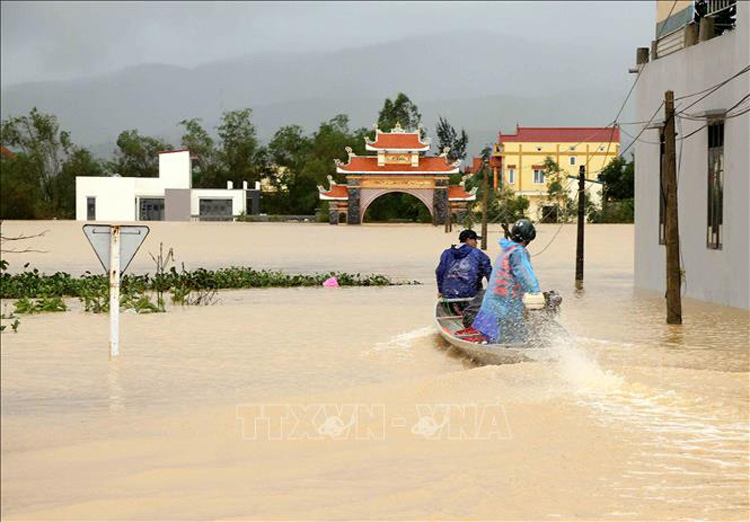  Hơn 10.000 hộ dân huyện Quảng Ninh (Quảng Bình) bị ngập sâu trong lũ, thuyền là phương tiện đi lại duy nhất. Ảnh: Văn Tý-TTXVN