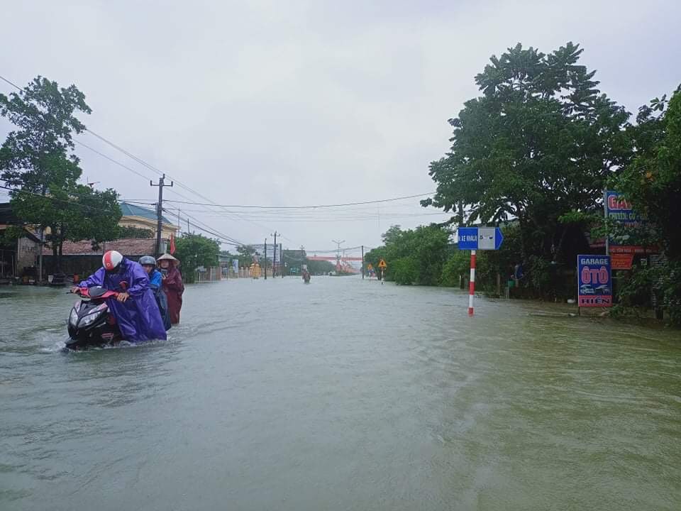 Nước lũ làm ngập nhiều tuyến đường ở thị trấn Quy Đạt