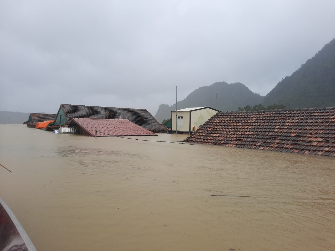 Toàn bộ xã Tân Hóa đã chìm trong biển nước