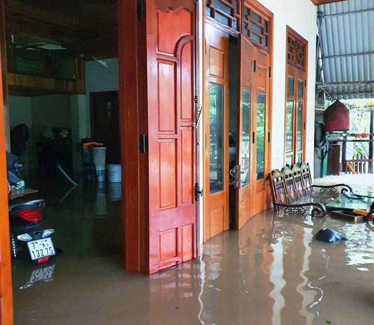 Nước lũ tràn vào nhà dân ở phường Quảng Thuận và tiếp tục dâng cao