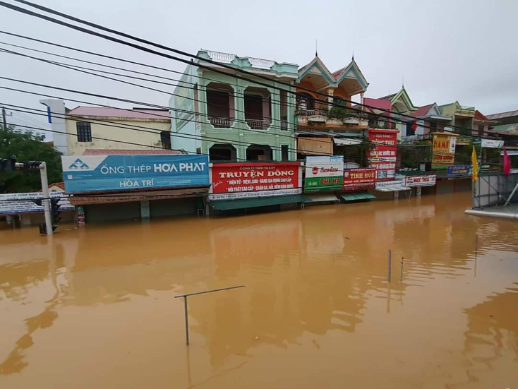 Nhà dân, đường sá ở huyện Lệ Thủy tiếp tục bị ngập sâu