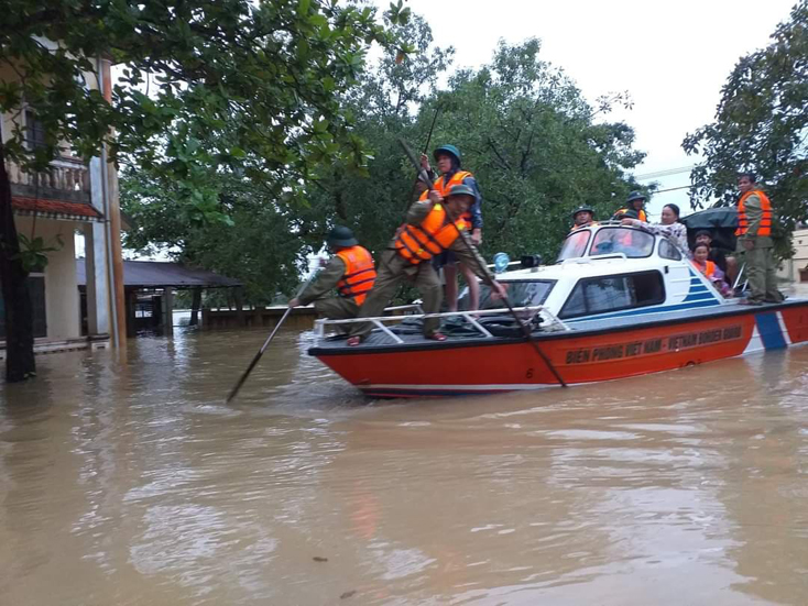 Lực lượng Bộ đội biên phòng cứu dân vùng lũ huyện Lệ Thủy