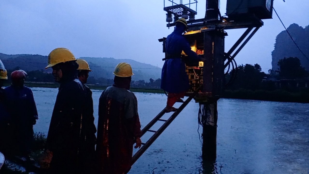 Công nhân PC Quảng Bình kiểm tra hệ thống máy biến áp để chủ động sa thải do mưa lũ.