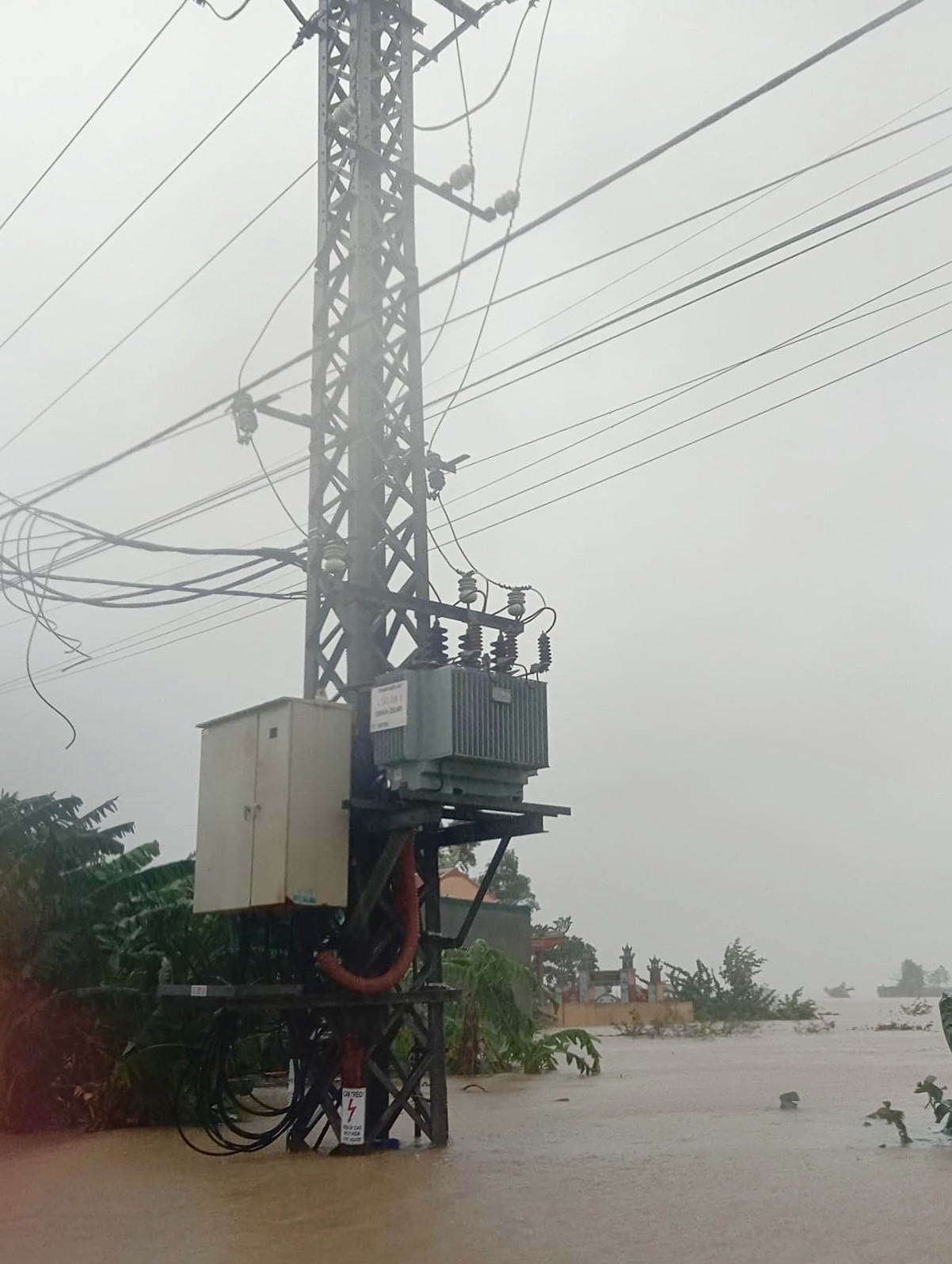 Gần 1.350 TBA thuộc hệ thống lưới điện của PC Quảng Bình quản lý bị ảnh hưởng mưa lũ.