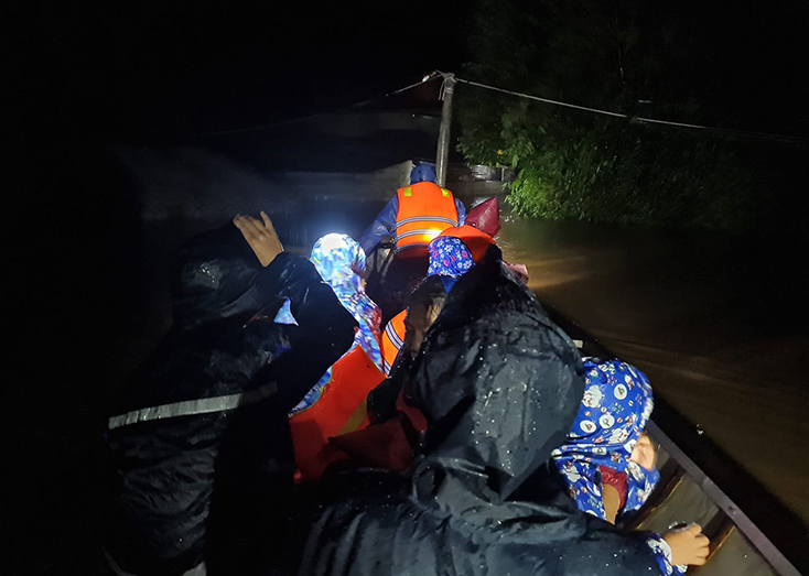 Những chuyến đò cứu nạn trong đêm mưa lũ. Anh (FB nhà báo Lê Hữu Chính)