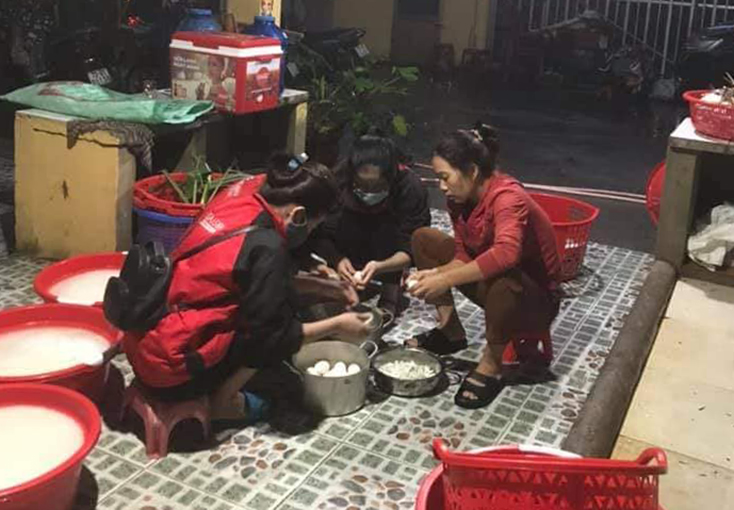 Từ mờ sáng, nhiều người đã nhanh chóng chuẩn bị các bữa cơm dành cho cứu trợ vùng lũ. Ảnh: FB Trần Cương