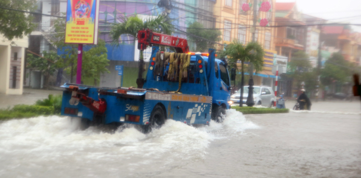 Nhiều ô tô, xe máy bị hỏng do ngập nước lũ phải gọi khẩn xe cứu hộ, cứu nạn