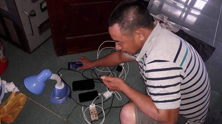 Người dân huyện Lệ Thủy đang sạc pin điện thoại, đèn pin tại Đài Truyền thanh-Truyền hình Lệ Thủy