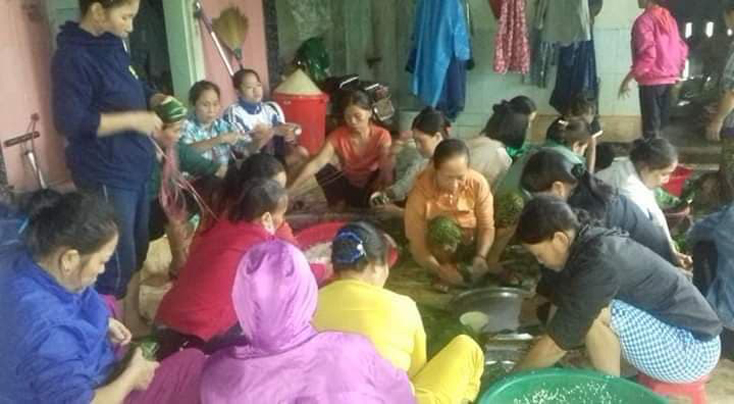 Hội LHPN xã Trường Thủy đang gói bánh cứu trợ người dân vùng lũ