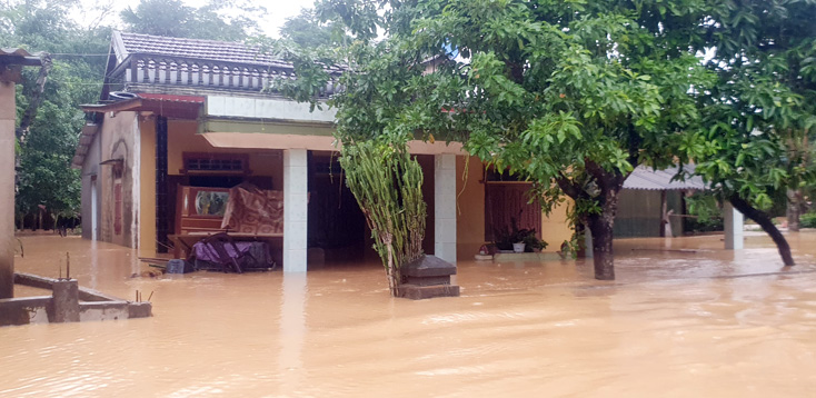 Hàng ngàn ngôi nhà bị ngập sâu trong nước, người dân phải di dời