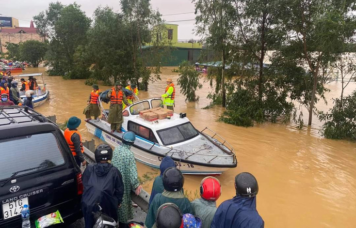 Các lực lượng chức năng, chính quyền địa phương và người dân tập trung huy động tối đa mọi nguần lực phục vụ cho công tác cứu nạn, cứu hộ.