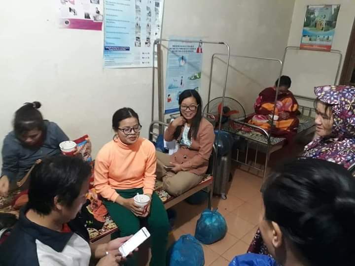 Hành khách được đưa về Trạm y tế thị trấn Nông trường Việt Trung kiểm tra, chăm sóc sức khỏe