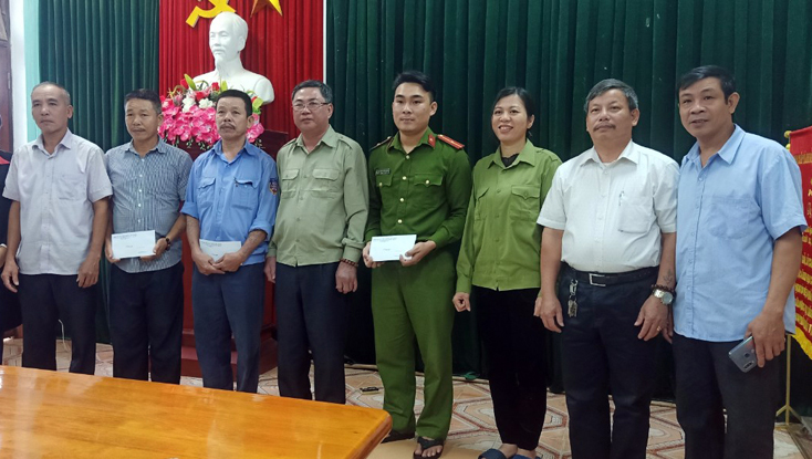 Những tập thể, cán nhân tham gia CHCN được UBND thị trấn Nông trường Việt Trung khen thưởng
