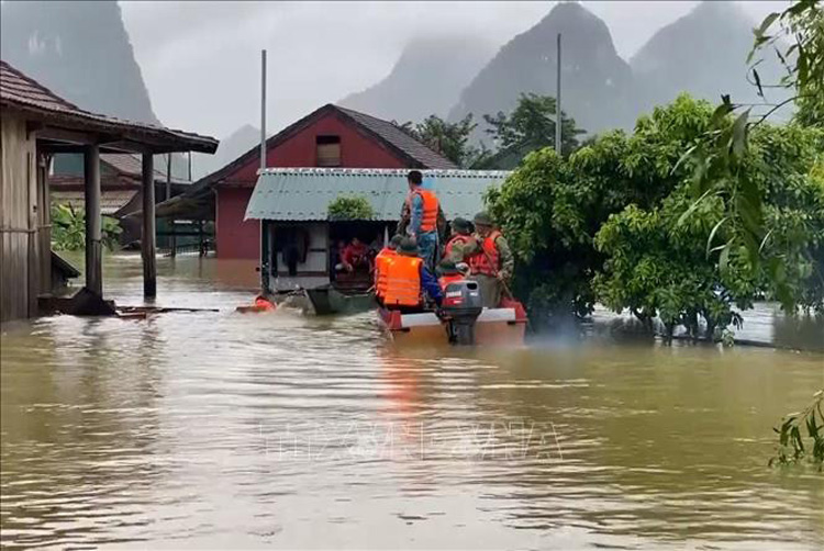  Hơn 95 nghìn ngôi nhà ở Quảng Bình bị lũ nhấn chìm. Ảnh: Đức Thọ/TTXVN.