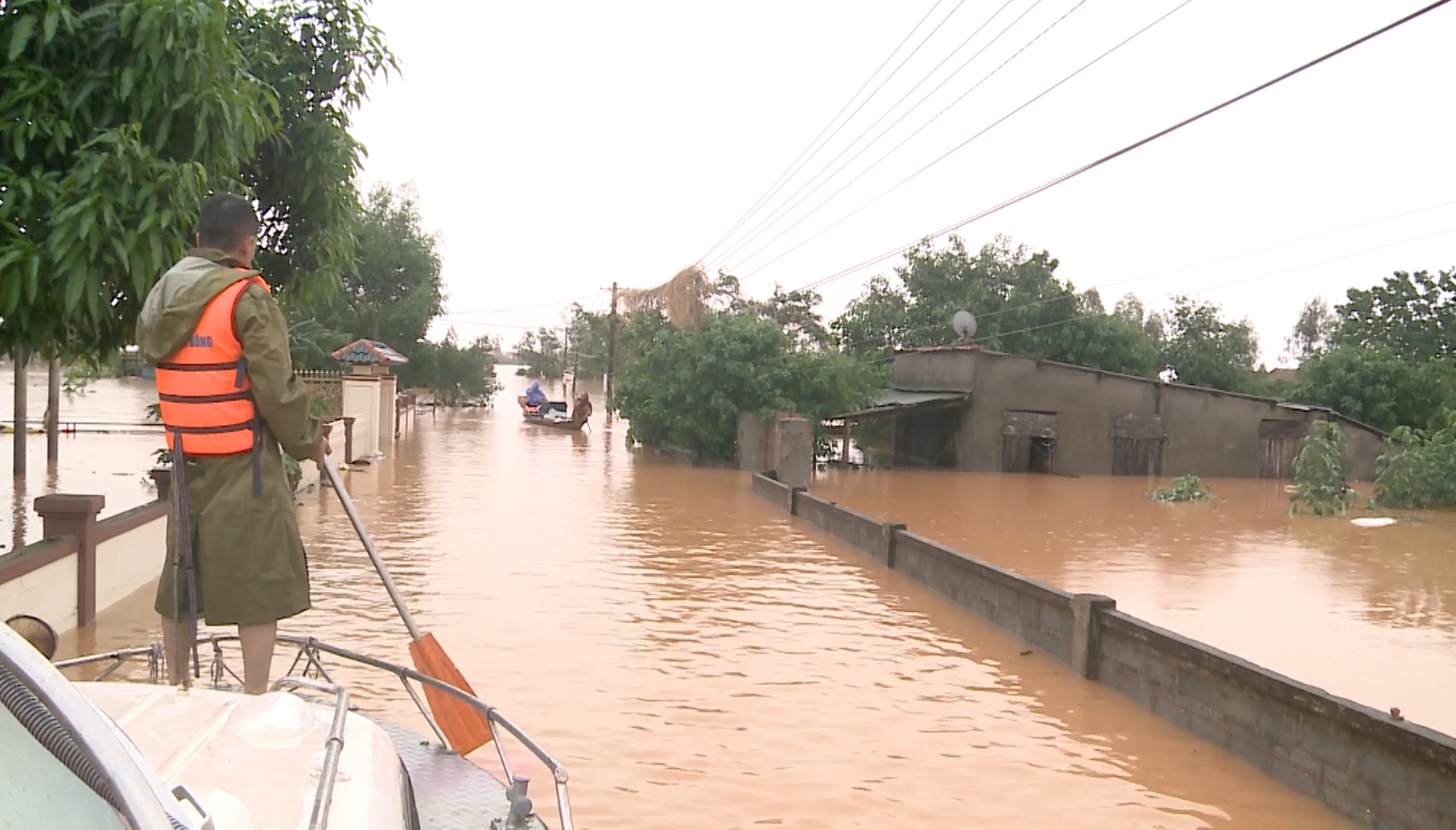 Nhiều xã tại địa bàn huyện Quảng Ninh bị ngập sâu hơn 1,5m