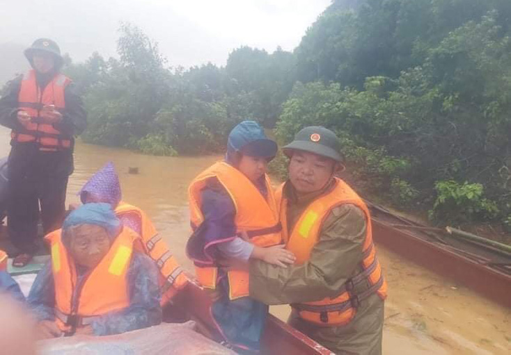 Các lực lượng chức năng, chính quyền địa phương và người dân đang nỗ lực tập trung huy động tối đa mọi nguần lực phục vụ cho công tác cứu nạn, cứu hộ, cấp phát lương thực thực phẩm, nước uống cho người dân vùng lũ.