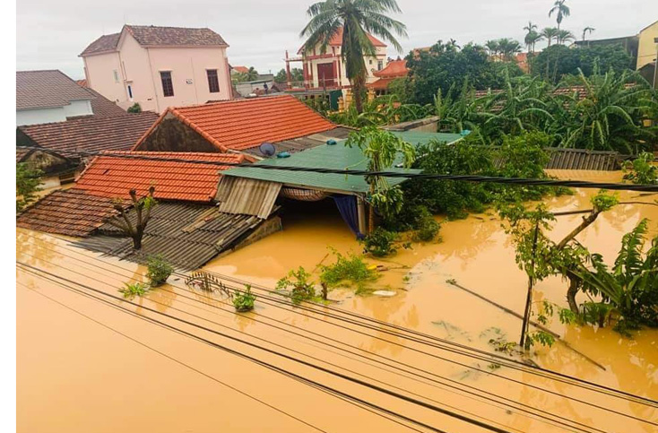 Nhiều nhà dân vẫn đang ngập sâu trong nước lũ.