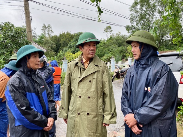 Đồng chí Chủ tịch UBND tỉnh chỉ đạo huyện Lệ Thủy cần huy động tổng lực để cứu dân.