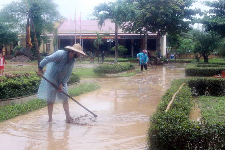 Người dân, phụ huynh học sinh giúp các trường học dọn bùn