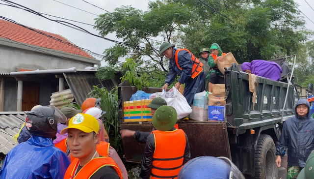 Các đơn vị, nhà hảo tâm phân phối hàng cứu trợ người dân vùng ngập lụt Lệ Thủy.