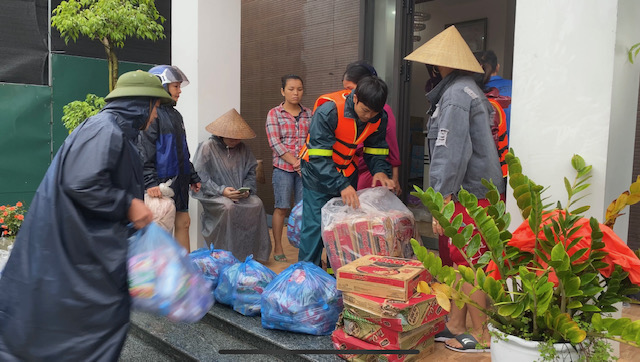 Dù mưa lũ nhưng nhiều hộ gia đình ở huyện Lệ Thủy vẫn tình nguyện cho mượn nhà để các nhà hảo tâm tập kết hàng cứu trợ người dân.