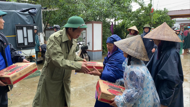 Đồng chí Chủ tịch UBND tỉnh Trần Công Thuật trao quà cứu trợ cho người dân huyện Lệ Thủy.