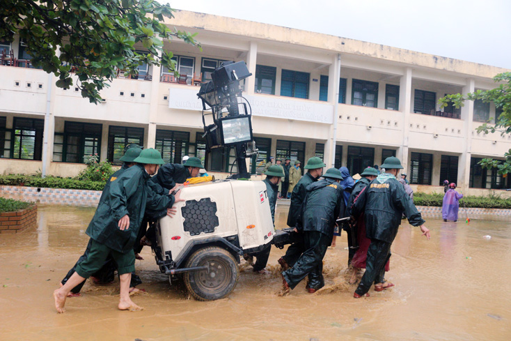 Ban Chỉ huy Quân sự huyện mang máy phát điện đến giúp các trường lấy nước vệ sinh khuôn viên trường học