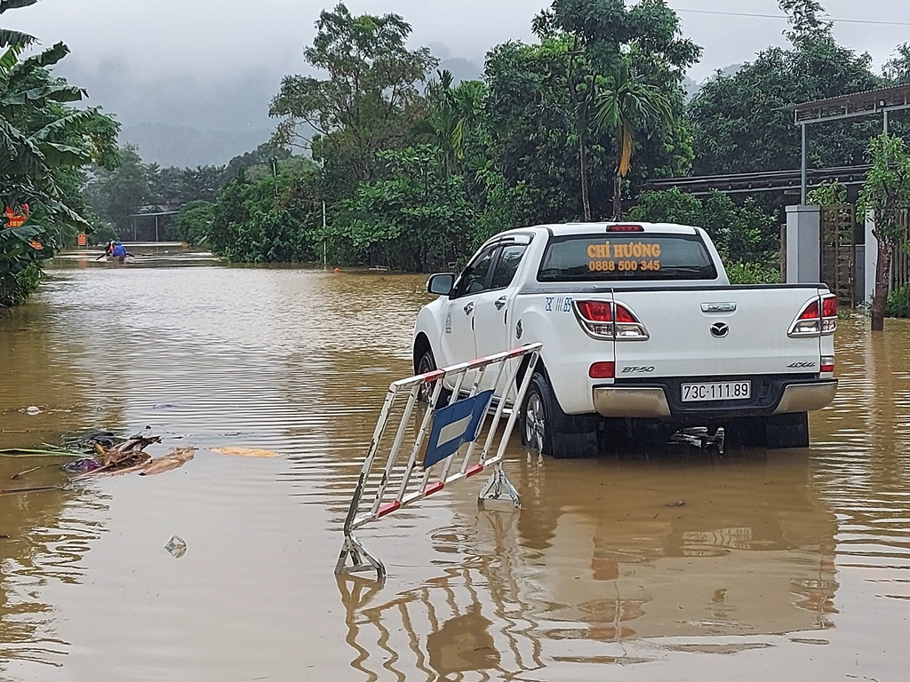 Đường 12 A, đoạn qua thôn Tân Lý, xã Minh Hóa, huyện Minh Hóa ngập sâu.