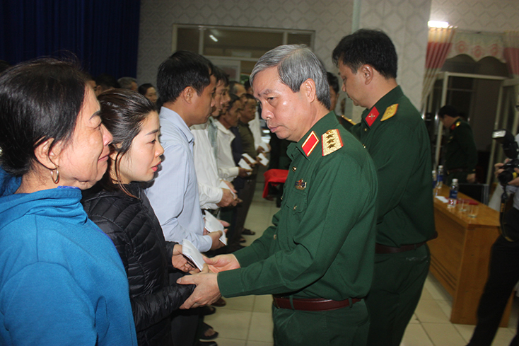 Thượng tướng Đỗ Căn, Phó Chủ nhiệm Tổng cục Chính trị  trao tiền hỗ trợ 22 gia đình cán bộ, chiến sĩ Đoàn KT, QP 337 hy sinh.
