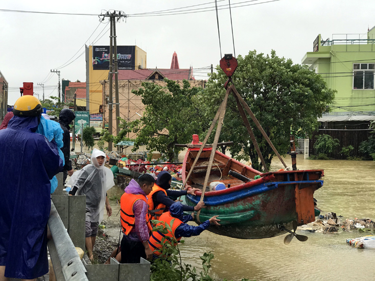 Thuyền của ngư dân xã Hải Ninh tiếp tục hạ thủy phục vụ công tác cứu trợ.