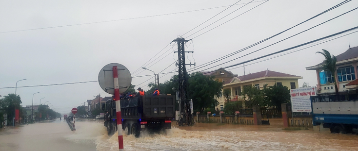 Quốc lộ 1A ngang qua địa bàn phường Phú Hải bị ngập tại nhiều đoạn.