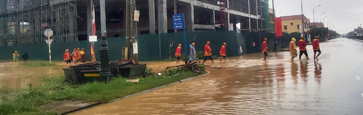 Một đám tang ở phường Phú Hải diễn ra trong thời diểm nước lũ chưa rút hết.