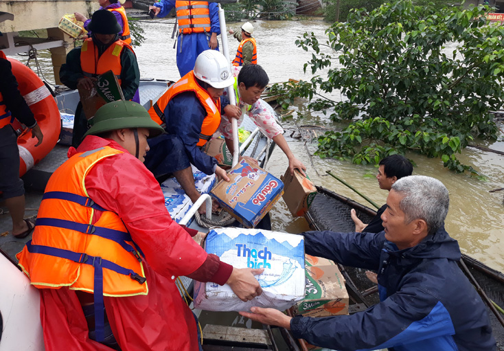 Đoàn đến tận nhà trao quà cho bà con vùng lũ  xã Sơn Thủy 