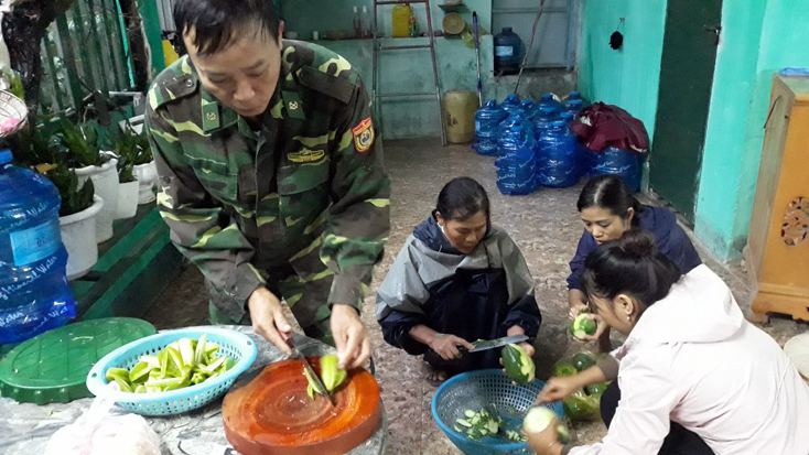  Bộ đội biên phòng Đồn Làng Ho và người dân bản Chuôn, xã Kim Thủy chuẩn bị nấu cơm hỗ trợ bà con miền xuôi