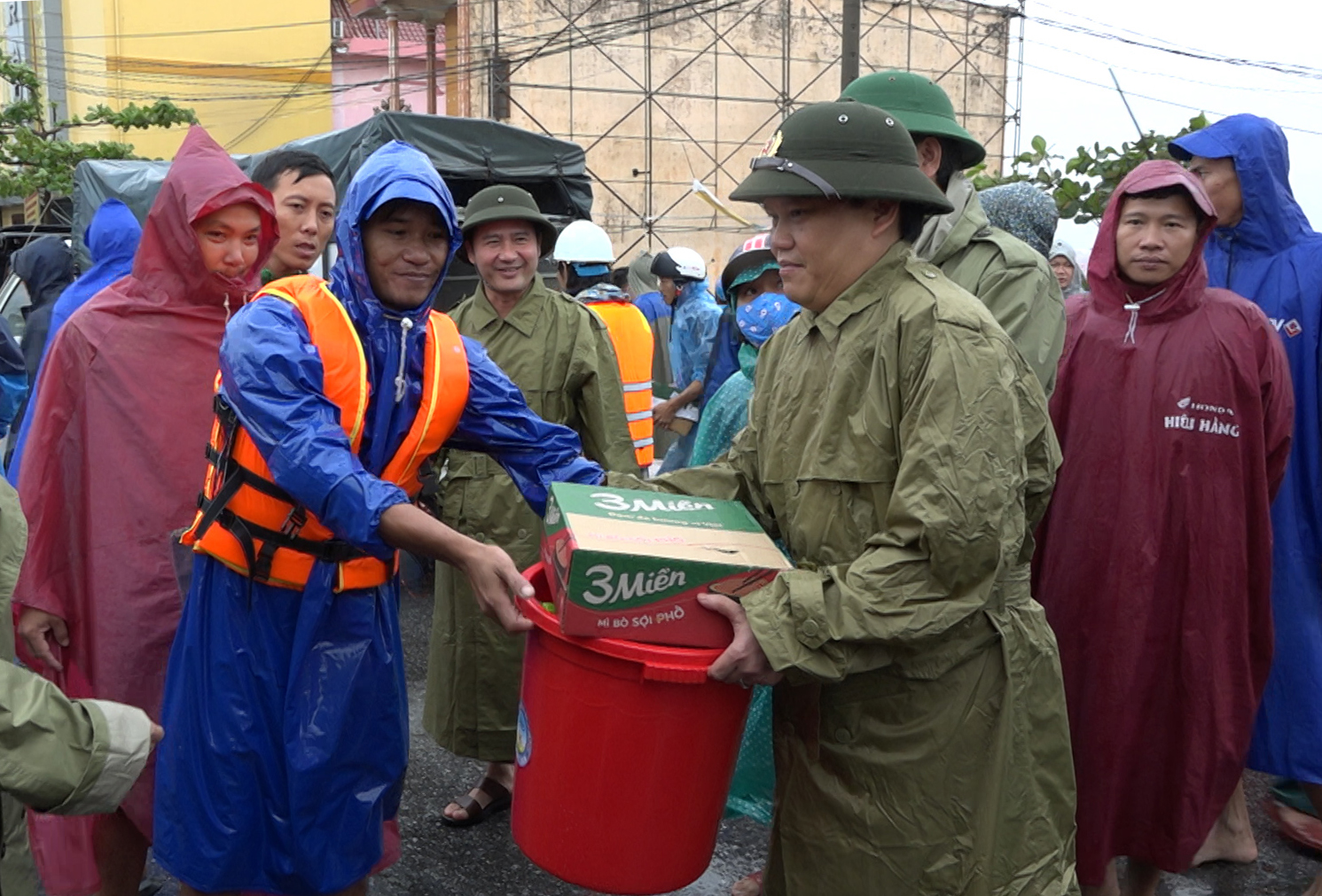 Đồng chí Đại tá Bùi Quang Thanh, Phó Giám đốc Công an tỉnh Quảng Bình trao quà cứu trợ cho người dân bị lũ lụt