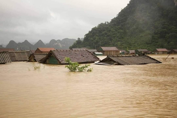 Mực nước trên các sông đang xuống chậm nên vẫn còn nhiều nhà dân ngập sâu trong nước lũ.