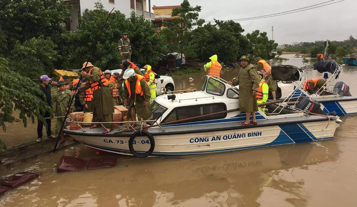 Các lực lượng Quân sự, Biên phòng, Công an vẫn nỗ lực huy động tối đa mọi nguồn lực cho công tác cứu nạn, cứu hộ cho người dân vùng lũ.