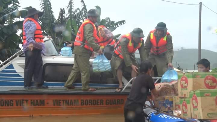 Đồng chí Nguyễn Công Huấn cùng lãnh đạo huyện Minh Hóa trao quà cho người dân vùng lũ Minh Hóa