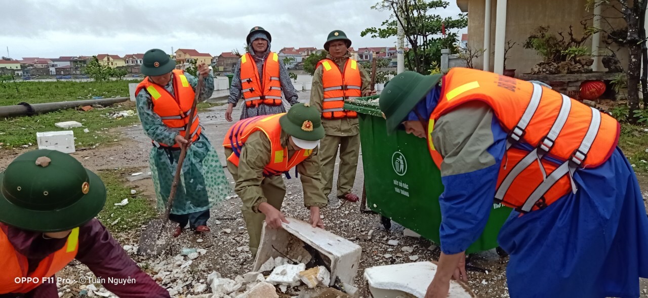 Tại các vùng ven biển, sau khi nước rút, một số lượng rác khổng lồ đang ùn tắc các tuyến đường thôn, xã. BĐBP đang tích cực giúp nhân dân khắc phục hậu quả sau mưa lũ