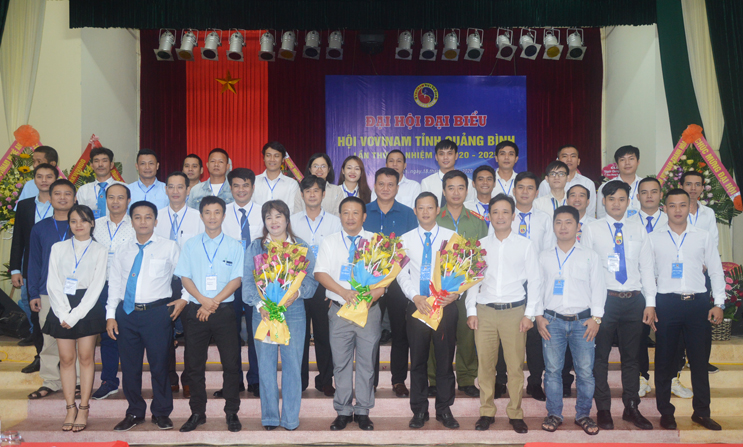 Các đại biểu dự đại hội chụp ảnh lưu niệm với Ban Chấp hành Hội Vovinam tỉnh Quảng Bình nhiệm kỳ 2020-2025