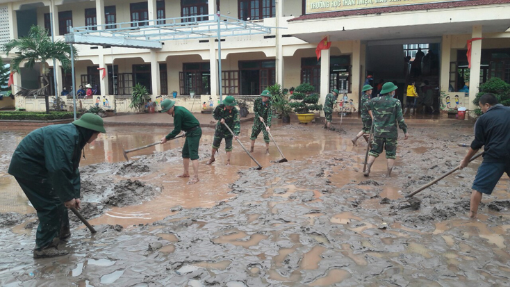 Lực lượng vũ trang huyện giúp các thầy cô giáo dọn dẹp trường lớp ngay khi nước vừa rút.