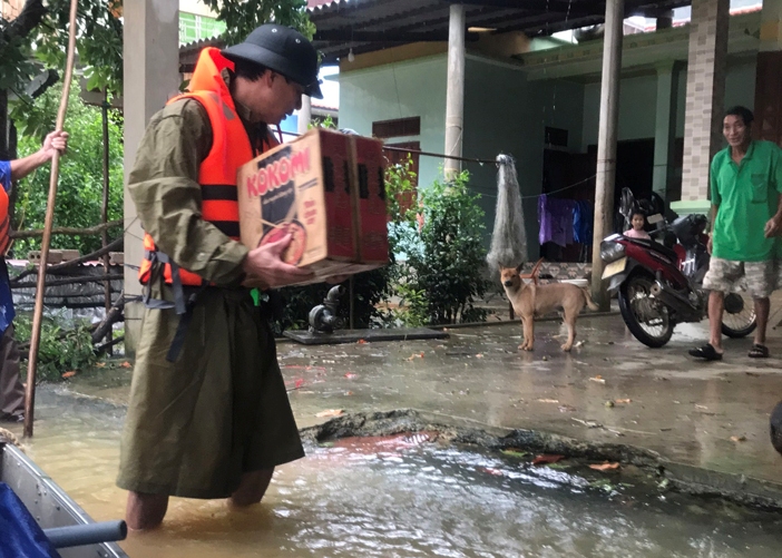  Lực lượng Công an huyện Bố Trạch tiếp cận kịp thời ứng cứu lương thực thực phẩm cho người dân ở các địa bàn ngập nặng, chia cắt. Lực lượng Công an huyện Bố Trạch tiếp cận kịp thời ứng cứu lương thực thực phẩm cho người dân ở các địa bàn ngập nặng, chia cắt.