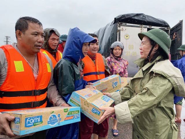 Đồng chí Phạm Thị Hân, Chủ tịch Ủy ban MTTQVN tỉnh trào quà hỗ trợ cho người dân huyện Lệ Thủy.