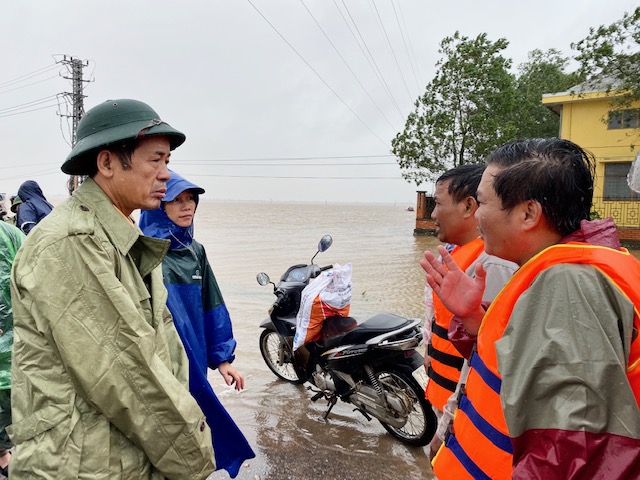 Đồng chí Chủ tịch UBND tỉnh Trần Công Thuật động viên người dân vùng ngập lụt huyện Lệ Thủy. 